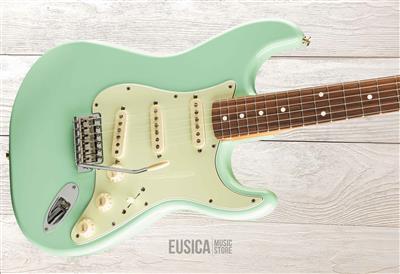 Fender Vintera '60s, Stratocaster, Surf Green, Guitarra Eléctrica con gig bag